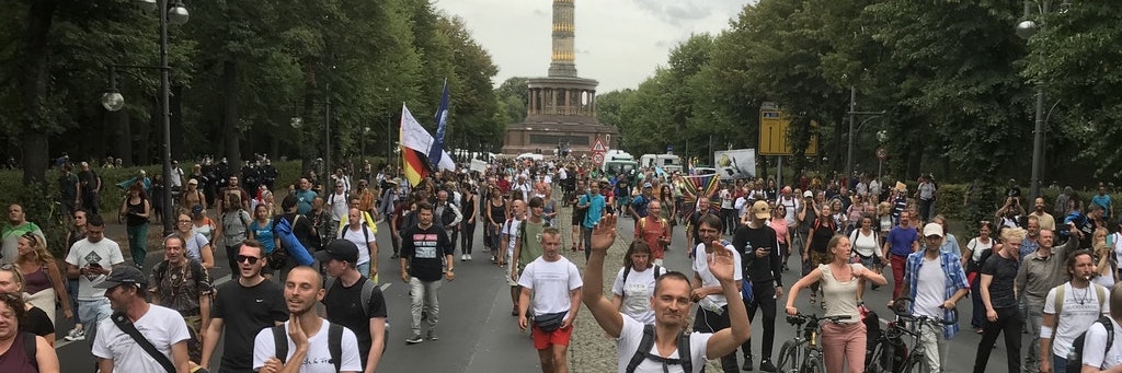 Am Nachmittag entschieden sich rund 500 Teilnehmer zu einer Spontandemo durch den Tiergarten.