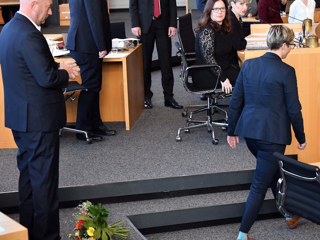 Susanne Hennig-Wellsow dreht ab, Thomas Kemmerich blickt bedröppelt: Sie hat ihm im Thüringer Landtag die Blumen vor die Füße geworfen. 