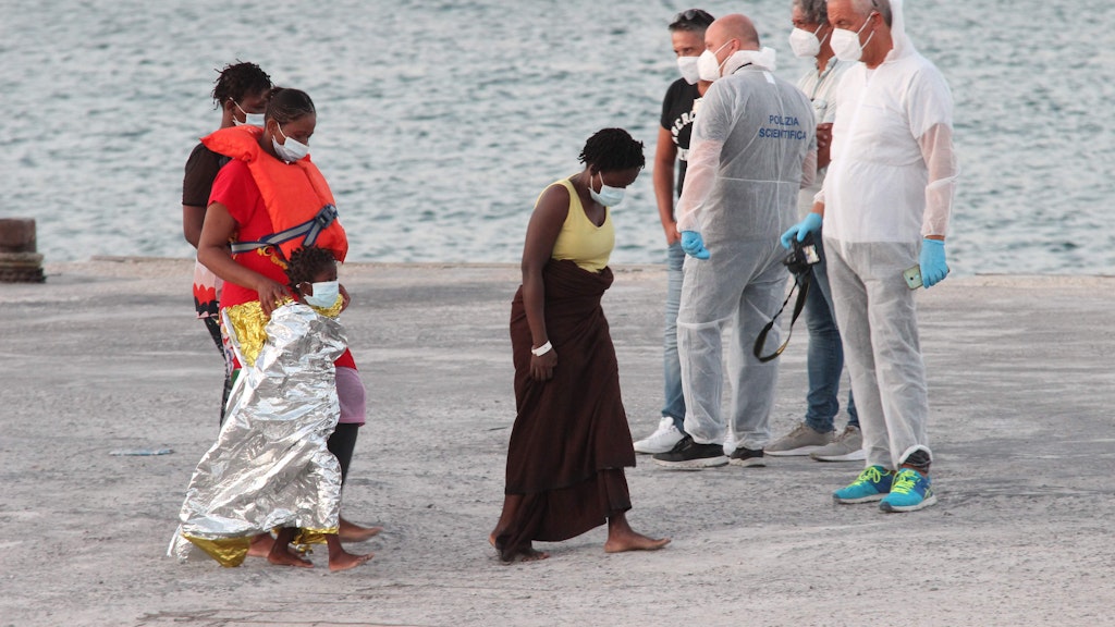 Ankunft auf Lampedusa: Die italienische Küstenwache hat 49 Menschen vom Rettungsschiff „Louise Michel“ übernommen.