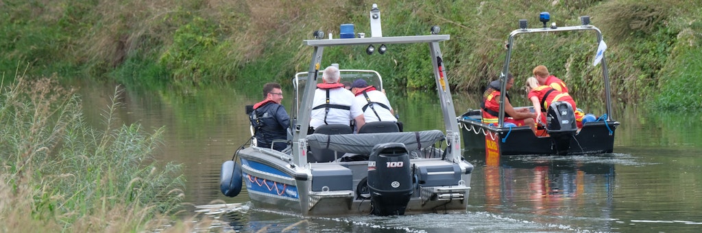 Boote der Wasserschutzpolizei und der Deutschen Lebensrettungsgesellschaft (DLRG) fahren auf der Unstrut. Mehrere unabhängige Zeugen wollen dort ein Krokodil gesehen haben. Suchaktionen blieben bisher erfolglos. 