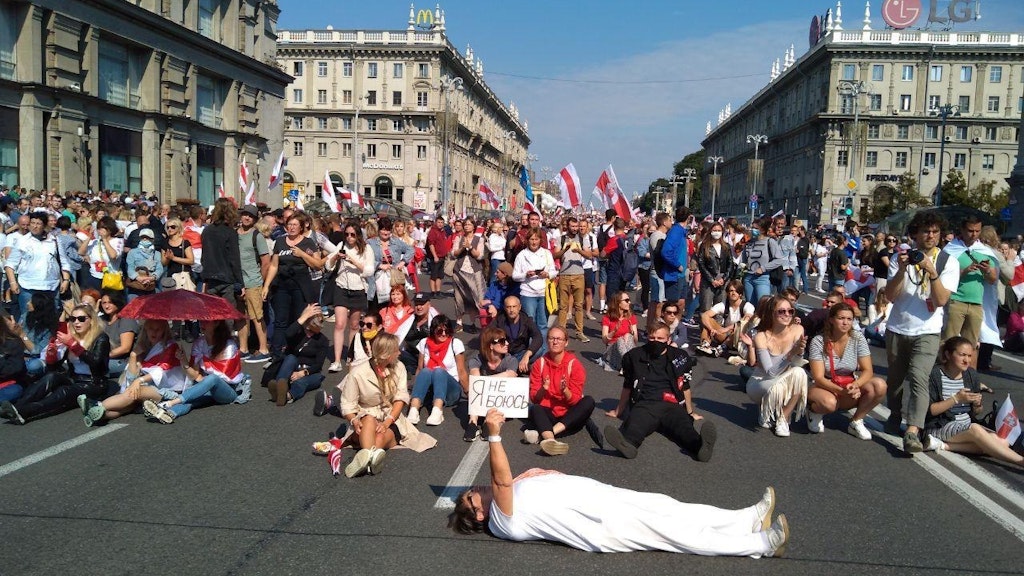Demonstranten haben sich auf die Straße gelegt oder gesetzt.
