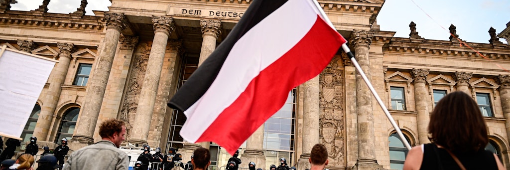 Am Reichstagsgebäude hatte es eine Kundgebung gegeben. Bei Demonstranten waren auch die von Reichsbürgern verwendeten schwarz-weiß-roten Reichsflaggen zu sehen.