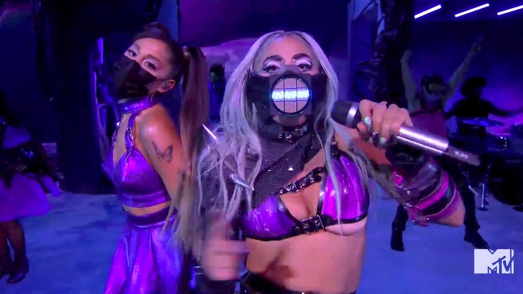 Die Sängerinnen Ariana Grande (l.) und Lady Gaga traten gemeinsam mit Masken auf.