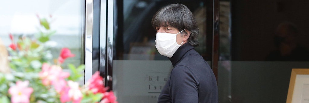 Bundestrainer Joachim Löw kam mit weißem Mundschutz im Teamhotel an.