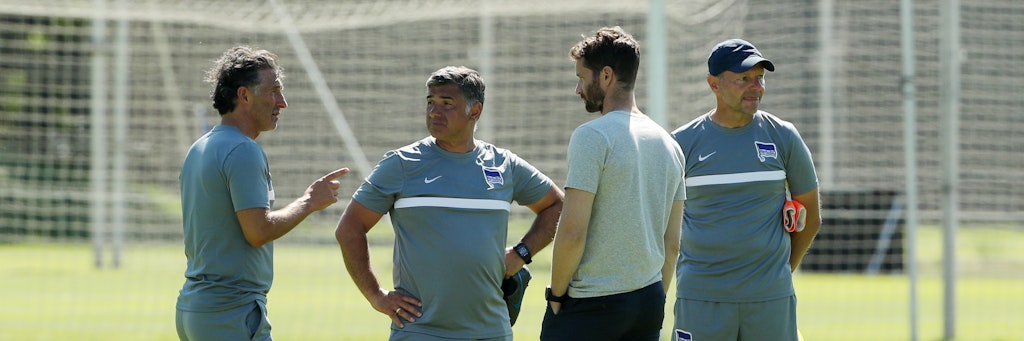 Wer reist wohin? Chefcoach Bruno Labbadia (l.) und sein Trainerteam diskutieren mit Sportdirektor Arne Friedrich (2.v.r). 