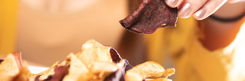 Gesunder Snack für zwischendurch? Tatsächlich sind Gemüsechips sehr viel schlechter als ihr Ruf, warnen Verbraucherschützer. 