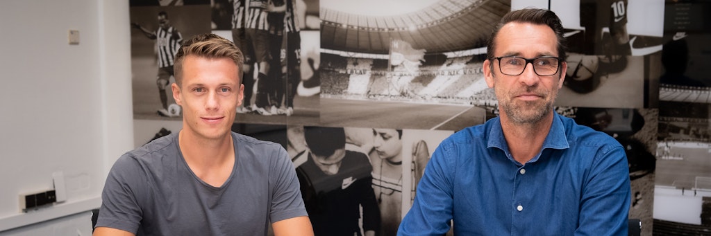 Die Tinte ist trocken: Alexander Schwolow (l.) und Manager Michael Preetz bei der Vertragsunterschrift. 