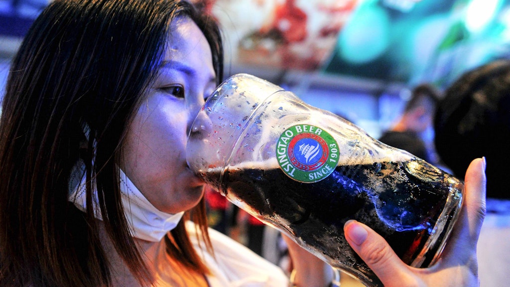 Getrunken wird Tsingtao-Bier aus der Maß.
