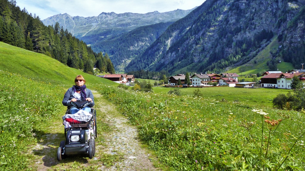 Eine Wanderung in den Alpen geht mit dem Rollstuhl nicht? Petra Rosenberger beweist das Gegenteil.