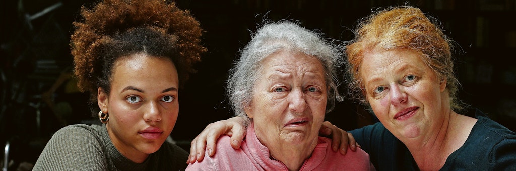 Lange haben sie sich gewehrt. Jetzt sollen Gisela Bolduan (81), Enkelin Kibibi (21, links) und Tochter Christina (57) doch noch ihre Wohnung räumen.