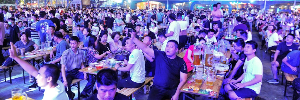 Männer und Frauen haben Spaß beim Bierfest von Qingdao.
