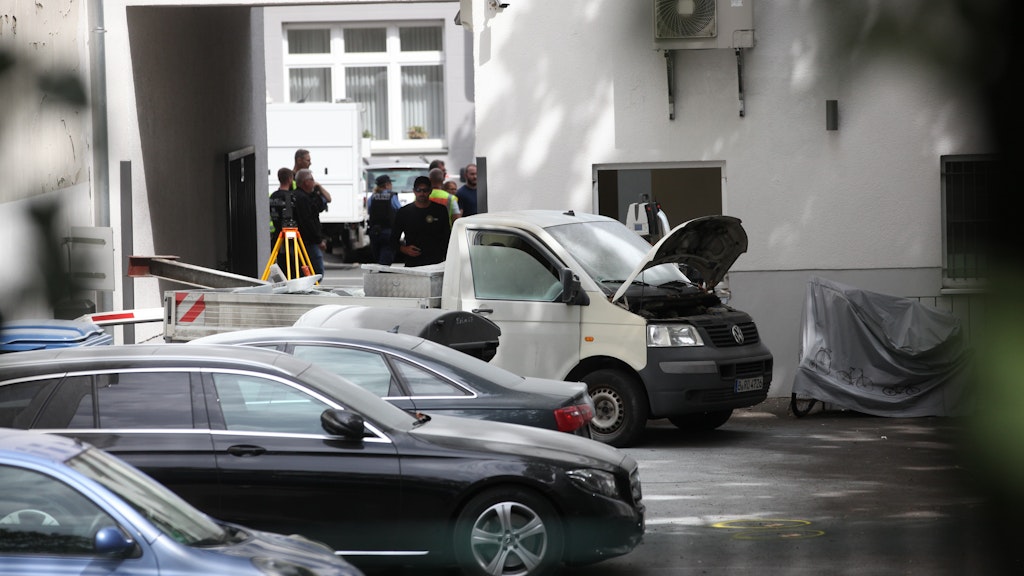 Der Innenhof der Volksbank in Wilmersdorf: Die Räuber hatten auf der Ladefläche des Pritschenwagens (VW T4) einen Stahlträger befestigt, mit dem sie ein Fenster der Bank aufbrachen. 