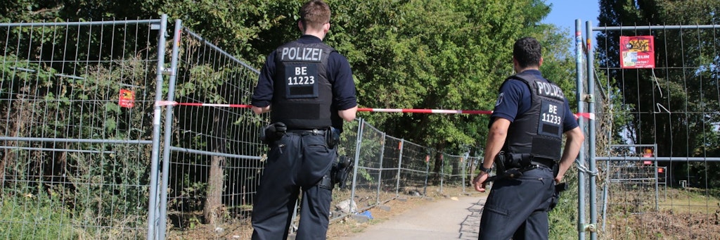 Polizisten haben den Fundort der Leiche an der Rummelsburger Bucht großräumig abgesperrt. Kriminaltechniker sichern derzeit Spuren. 
