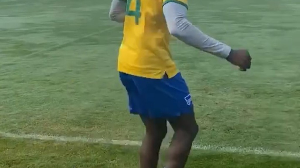 Passt farblich gut zusammen: Kalou trainiert in Brasilien-Trikot und Hertha-Hose. 