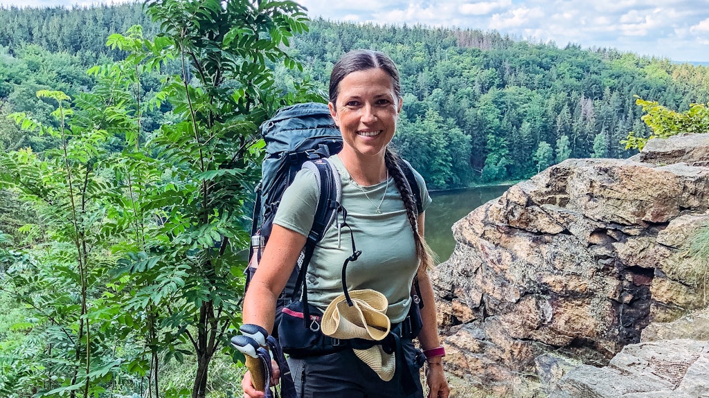 Sophie Lüttich am Stausee an der Burgruine Oheb unweit der Stadt Sec.