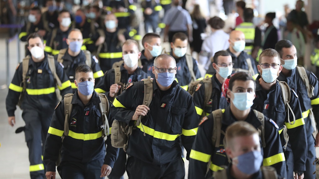 Einchecken zur Hilfe: Mitglieder der Rettungsorganisation Sécurité Civile gehen in Paris zum Flugzeug, um nach Beirut zu fliegen. 