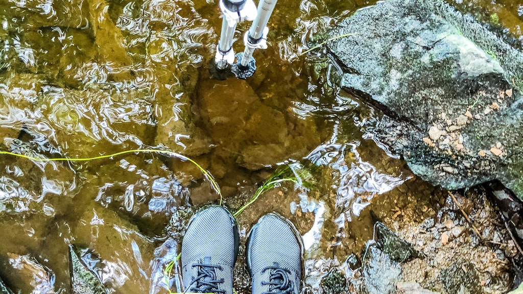 Ein Fluss, wo ein Weg sein sollte. Um lange Umwege zu vermeiden, watete Sophie Lüttich kurzerhand hindurch. 
