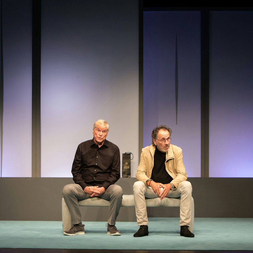 Jochen Busse und Hugo Egon Balder (r.) im Stück „Komplexe Väter“ in der Komödie am Kurfürstendamm im Schiller-Theater (Regie: <a href="https://www.komoedie-berlin.de/personen/rene-heinersdorff.html">René Heinersdorff</a>).