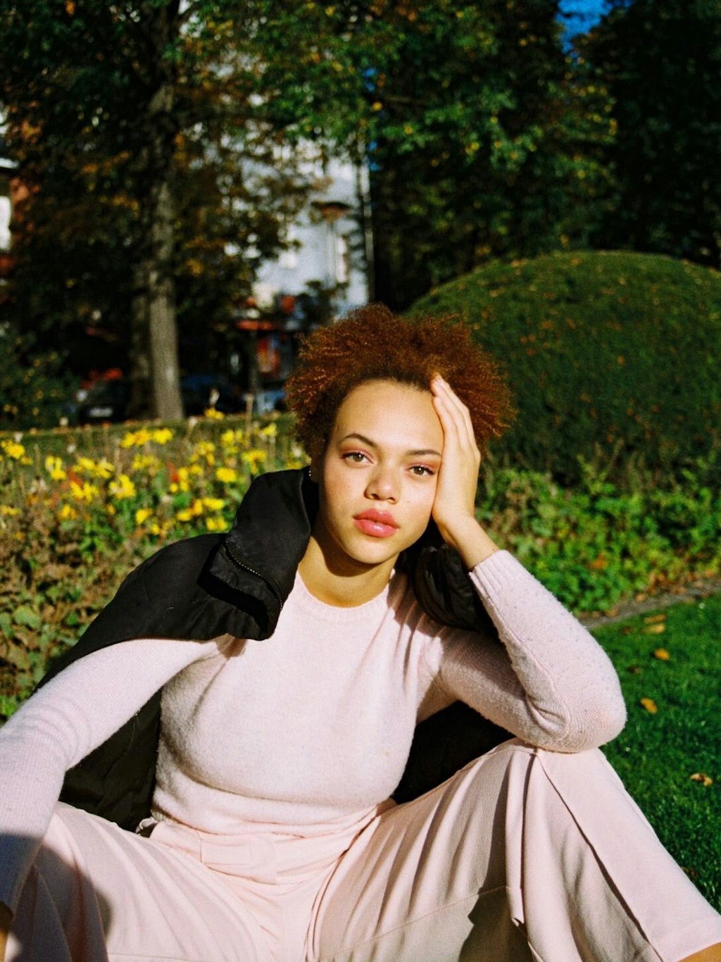 Enkelin Kibibi (21) arbeitet als Model, wohnt aber noch bei ihrer Oma, um sie zu versorgen.