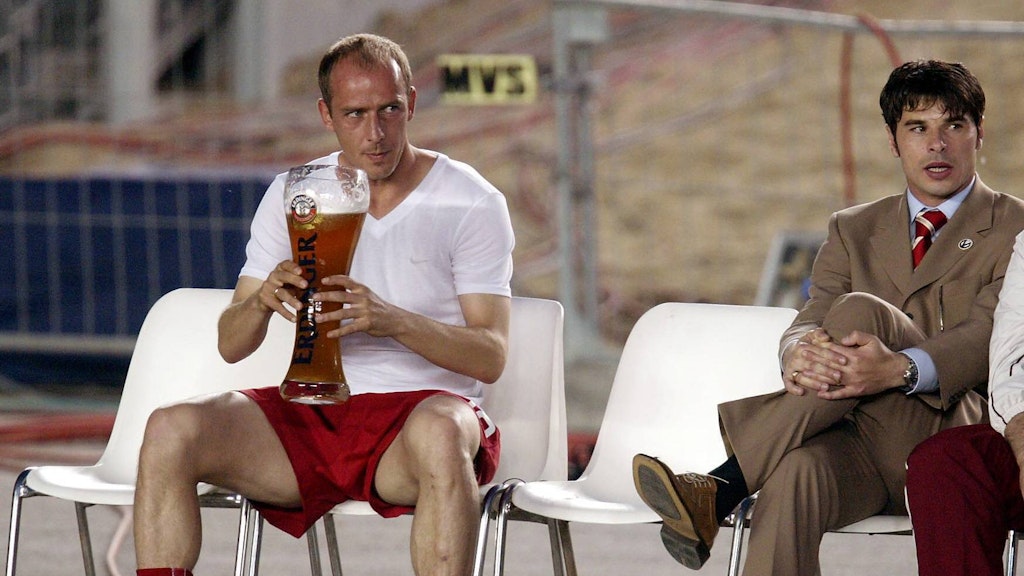Nach dem verlorenen Pokalfinale 2003 gegen den FC Bayern gönnt sich Kaiserslautern-Profi Mario Basler ein Weißbier. Experten würden ihm nach dem Sport zur alkoholfreien Variante raten.