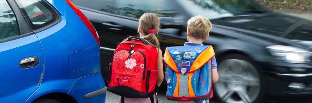 Schulkinder in Bedrängnis: Sie müssen sich vor heranrauschenden Elterntaxis in Acht nehmen.
