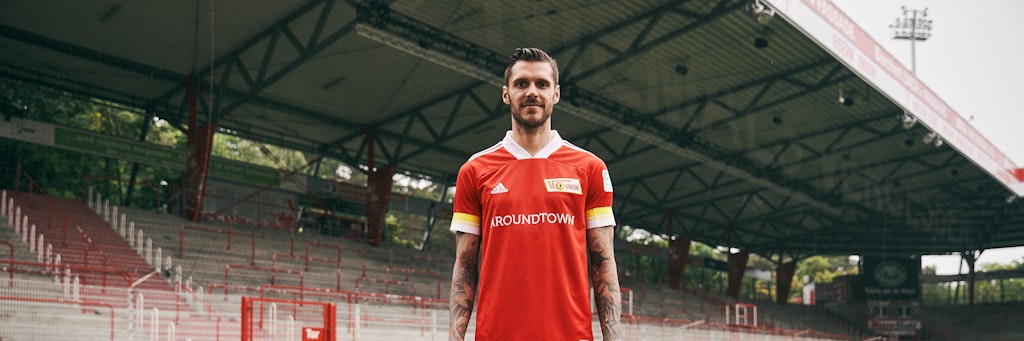 Unions Kapitän Christopher Trimmel steht der neue Dress bestens.