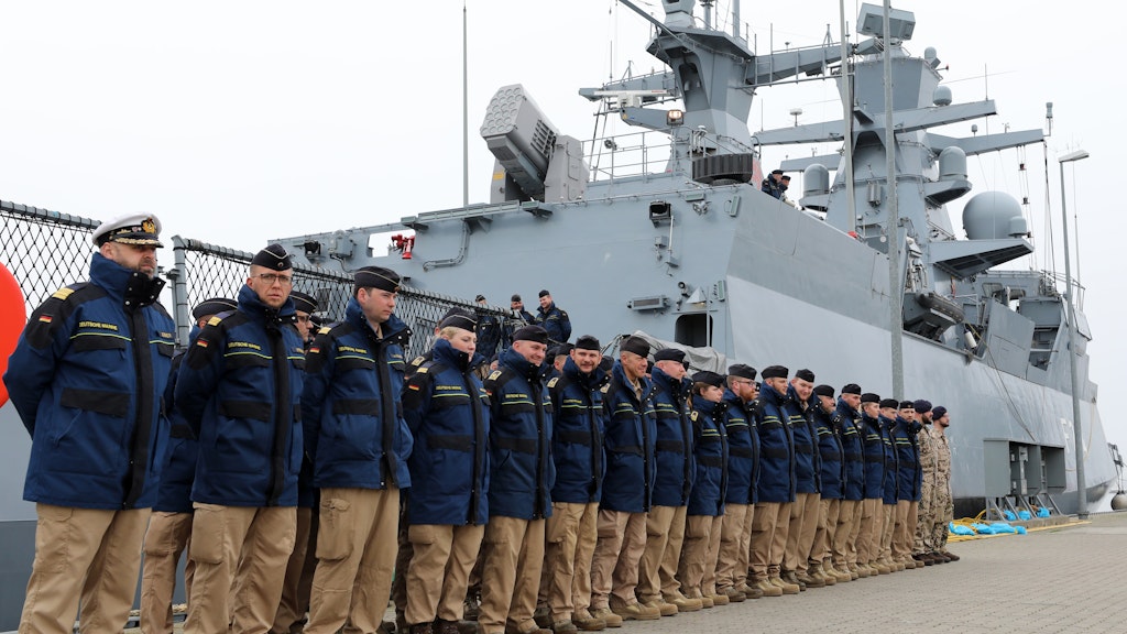 Die Besatzung der Korvette «Ludwigshafen am Rhein» 2019 bei der Verabschiedung vor dem Schiff. Die Korvette ist unterwegs zum Hilfseinsatz in Beirut.
