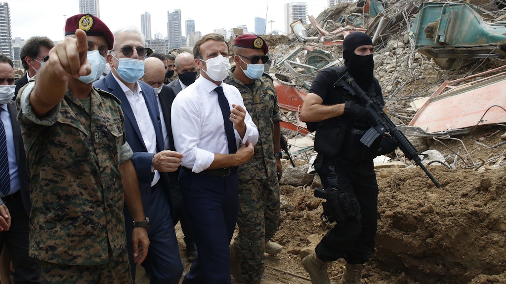 Frankreichs Präsident Emmanuel Macron besuchte am Donnerstag den verwüsteten Ort der schweren Detonation im Hafen.