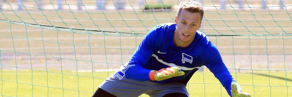 Alexander Schwolow eröffnet das Torhüterduell gegen den bisherigen Stammkeeper Rune Jarstein. 