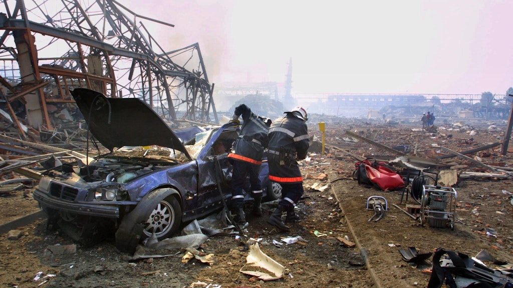 Hilfskräfte helfen einem verletzten Autofahrer im Hafen von Beirut.