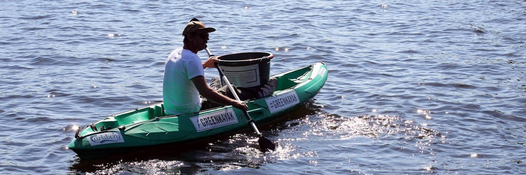 Max Tuchtenhagen, Vorstand vom Mellowpark, führt das neue Kayak auf der Spree vor.