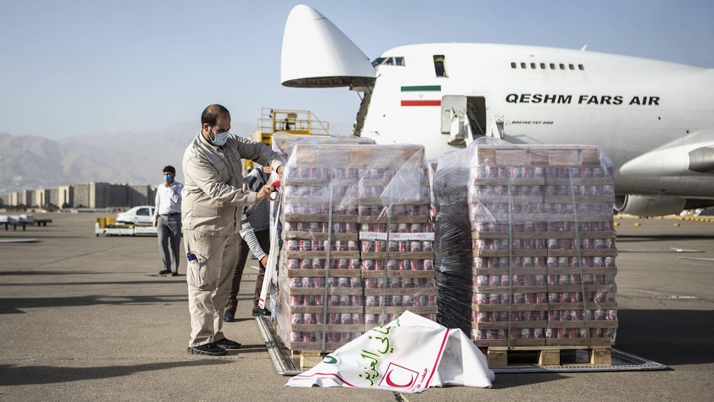 Arbeiter bereiten am Flughafen von Teheran (Iran) Lebensmittel und medizinische Ausrüstung für den Transport nach Beirut vor.