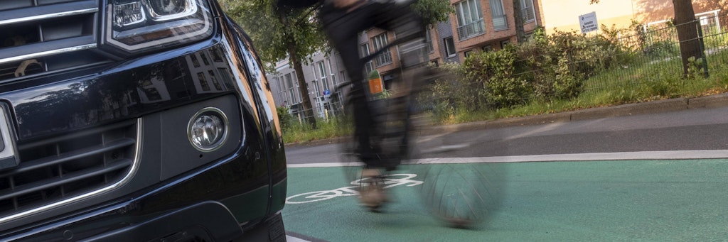 Ein SUV rollt durch Berlin. Noch werden für ein so großes Auto dieselben Parkgebühren fällig wie für ein kleines. Aber das soll sich ändern, sagen Grüne.