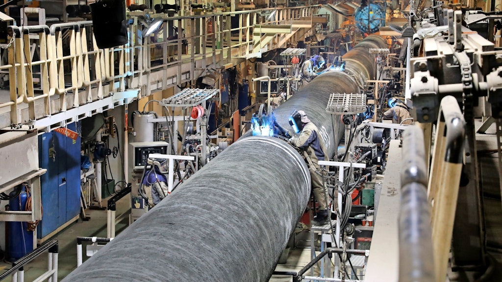 An Bord eines Verlegeschiffes werden Rohre für die Gaspipeline verschweißt und auf dem Grund der Ostsee verlegt.