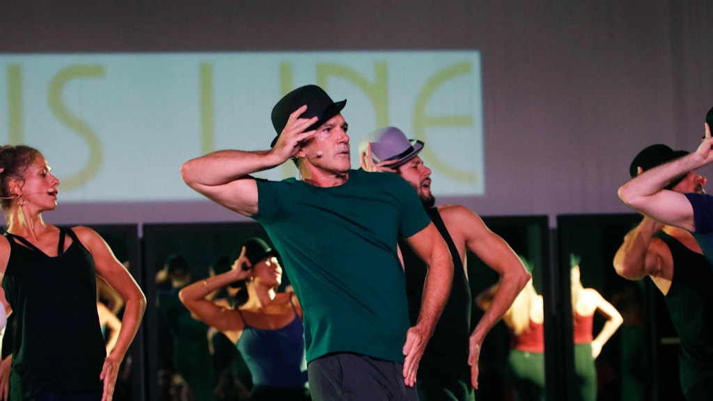 Antonio Banderas tanz im Musical „A Chorus Line“ in Málaga mit.