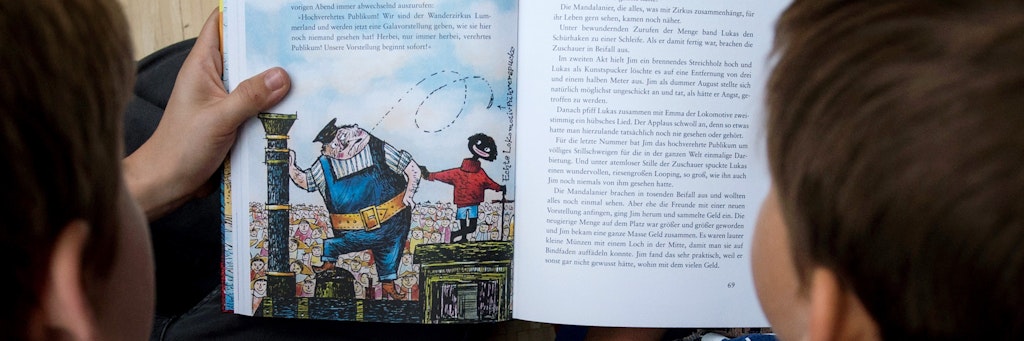 Kinder lesen „Jim Knopf und Lukas der Lokomotivführer“.