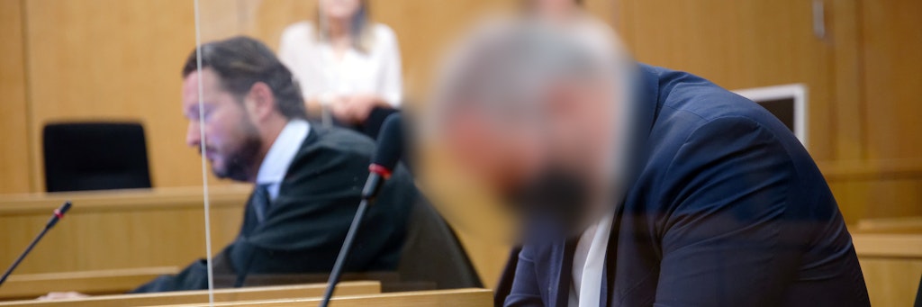 Der Angeklagte sitzt in Aachen im Gerichtssaal.