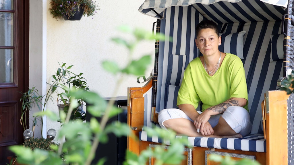 Katrin Pippis (43) wartet seit Wochen auf das Geld, das ihr durch den stornierten Urlaub zusteht. Unterdessen hat sie sich ihr eigenes Paradies geschaffen, damit sie zuhause entspannen kann.