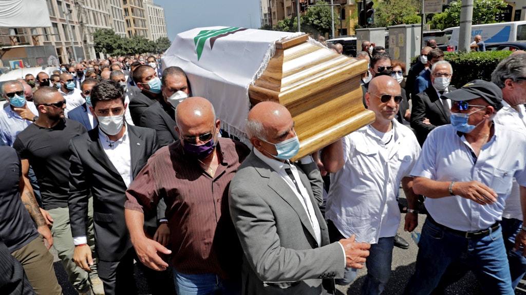 Parteimitglieder tragen den Sarg des Generalsekretärs der Kataeb-Partei. Hunderte folgen dem Sarg von Nazar Najarian, der bei der Katastrophe ums Leben kam.