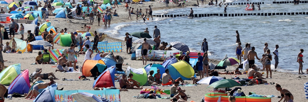 Urlauber suchen wie hier in Warnemünde an der Ostsee nach Abkühlung.