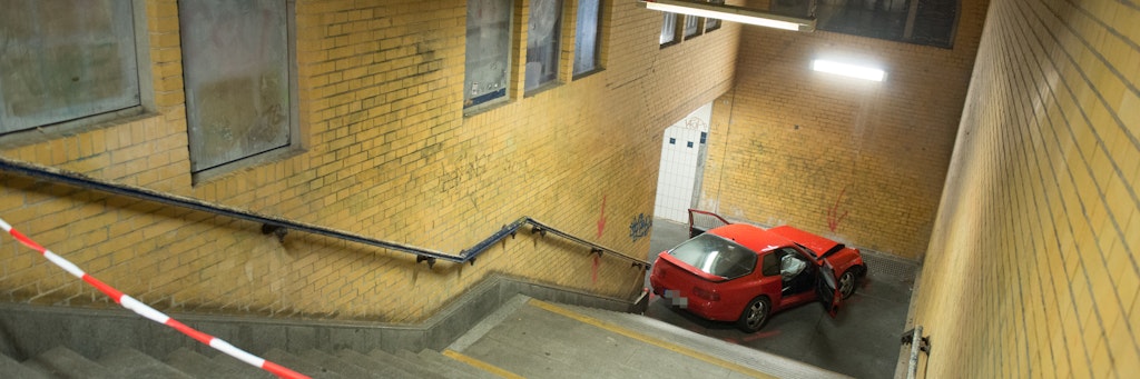 Am Boden des Fußgängertunnels blieb der Porsche stehen.