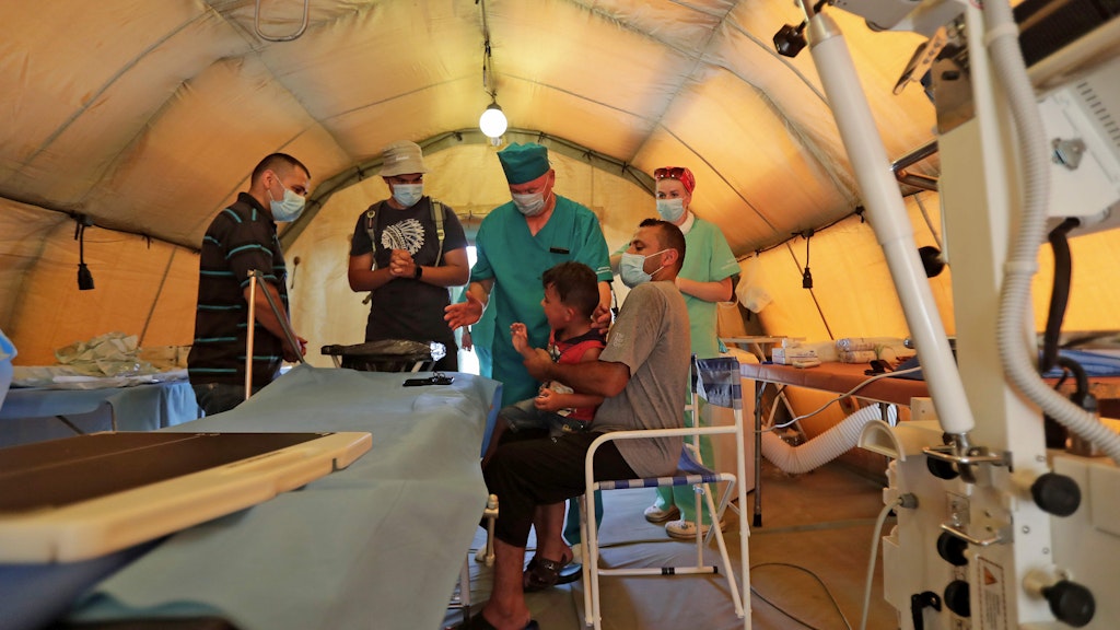 Ärzte behandeln einen verletzten Jungen in einer Not-Krankenstation in Beirut.