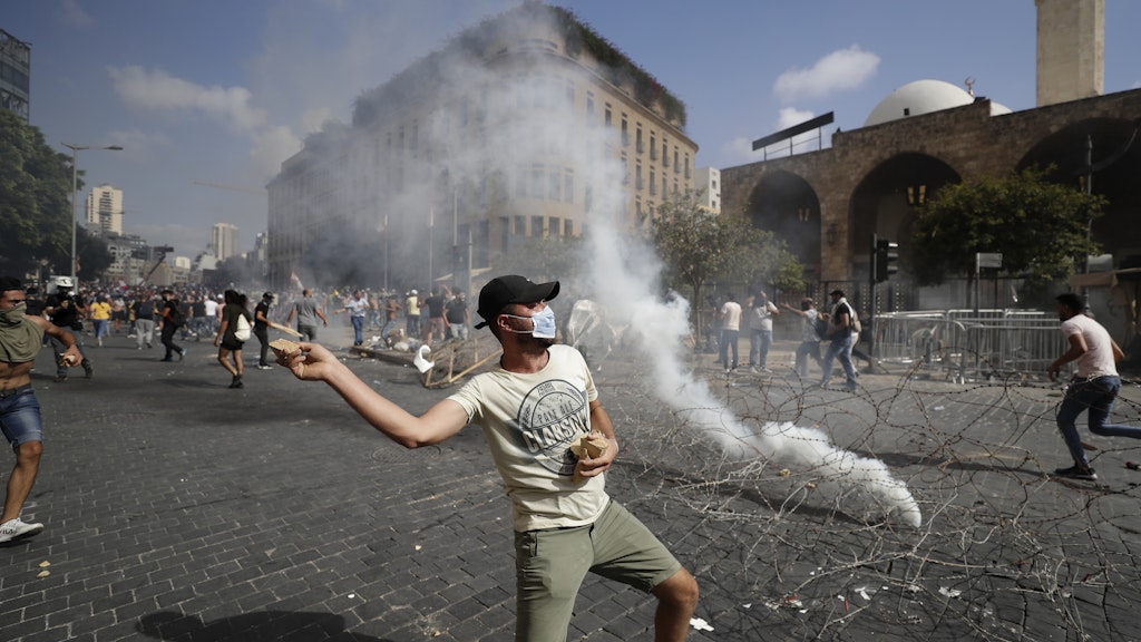 Ein Demonstrant wirft Steine auf Sicherheitskräfte. In den Straßen Beiruts machen die Menschen ihrem Ärger über die Regierung Luft.