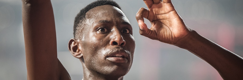 Conseslus Kipruto aus Kenia kann es nicht fassen. Er hat sich mit Corona inzifiziert.