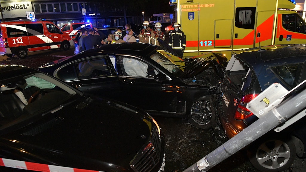 Der Unfallwagen des Rasers, ein schwarzer BMW, krachte nach der Kollision mit einem Ford Fiesta in mehrere geparkte Autos. 