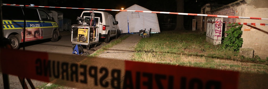 Am Abend wurde ein Mann mit tödlichen Schussverletzungen aufgefunden. Zeugen sollen beobachtet haben, wie er von einem Mann erschossen wurde. Anschließend sei der Angreifer auf einem Fahrrad in Richtung Innenstadt geflüchtet.