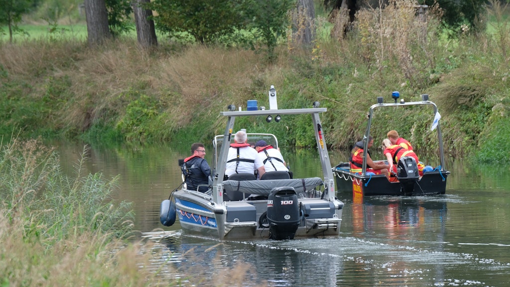 Wasserschutzpolizei und DLRG suchen das Krokodil in der Unstrut. 