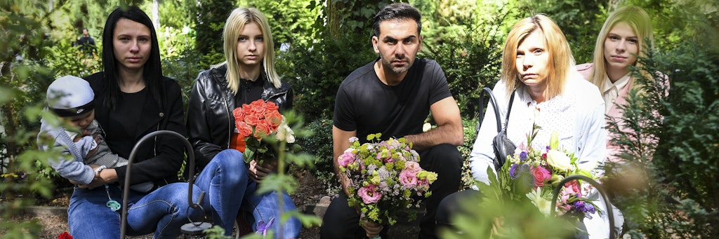 Die Schwestern, Jenny (l.) mit dem kleinen Antonius, Sarah, Peggy (r.), Unternehmer Saygin Yalcin und die Mutter Barbara Mehnert knien am Grab von Antonia. 