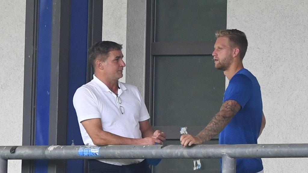 U21-Bundestrainer Stefan Kuntz tauschte sich mit Arne Maier bei Herthas Testspiel gegen Viktoria Köln aus. 
