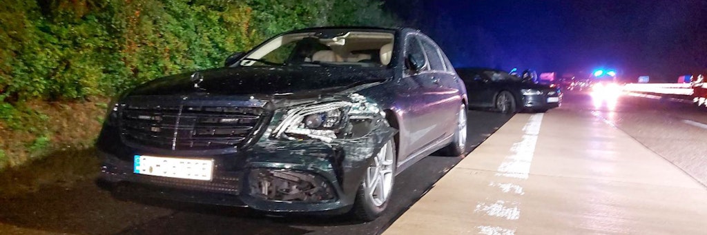 Das Fahrzeug von Ministerpräsident Kretschmann steht nach dem Unfall am Straßenrand. 